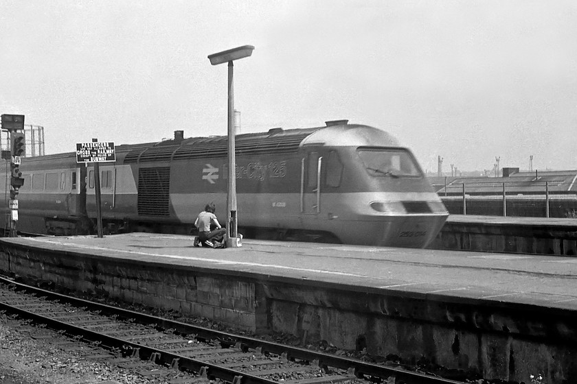 253014, unidentified down working, Bristol TM station 
 HST set 253014 arrives at Bristol Temple Meads with an unidentified down working. Close examination of the scanned image indicates that this power car is 43028. This was a West Country power car for many years before it gained the Inter City swallow branding and had an experimental one-off livery applied. It then reverted back to the Great Western again and at the time of writing, in 2018, has gone to Scotland to become part of their new 'short sets'.