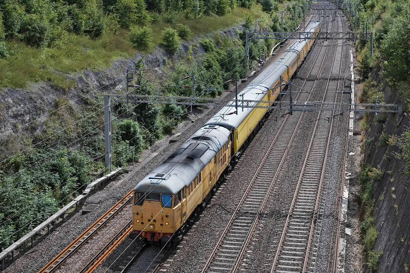 31105 & 31233, Hither Green-Derby RTC (3Z06), Roade cutting 
 Some English Electric clatter fills Roade cutting as the 3Z06 hither Green to Derby Network Rail test train passes through. Leading the train is veteran former 'toffee apple' 31105 with 31233 bringing up the rear. 
 Keywords: 31105 31233 Hither Green-Derby RTC 3Z06 Roade cutting