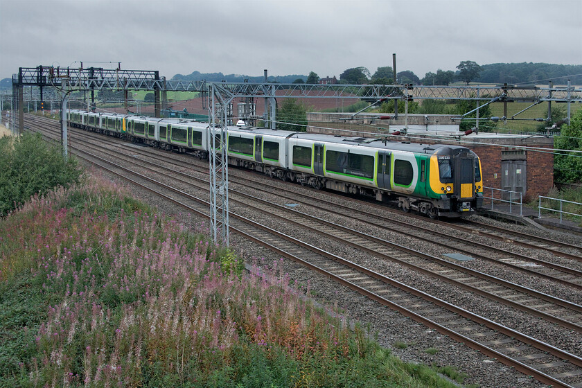 350233 & 350260, LN 12.33 Crewe-London Euston (1U30, RT), Stableford bridge 
 The 12.23 Crewe to Birmingham New Street London Northwestern service has recently left its starting point and is seen passing Stableford in northern Staffordshire. The train is being worked by Desiros 350233 and 350260. 
 Keywords: 350233 350260 12.33 Crewe-London Euston 1U30 Stableford bridge London Northwestern Desiro