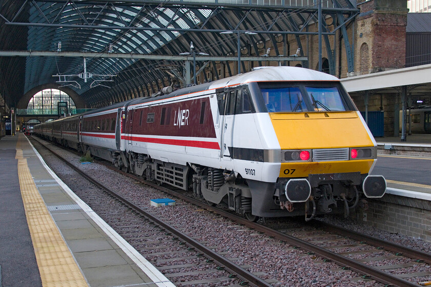 91107, GR 04.40 York-London King's Cross (1Y00, 2L), London King's Cross station 
 It's good to see LNER depot staff making a concerted effort to keep the ageing IC225 sets looking clean and smart. 91107 'Skyfall' has recently arrived at King's Cross propelling the 04.40 from York. It's a sobering thought that the IC225s have been in service on the ECML, admittedly no further north of York and Leeds now, far longer than the mighty Deltics were operating. 
 Keywords: 91107 04.40 York-London King's Cross 1Y00 London King's Cross station IC225 LNER Skyfall