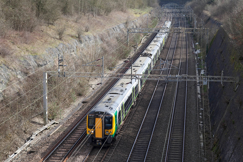 350127 & 350371, LM 12.35 London Euston-Birmingham New Street (2Y17, 1L), Roade Cutting 
 350127 and 350371 passes through Roade Cutting forming the 2Y17 12.35 London Euston to Birmingham New Street. 
 Keywords: 350127 350371 2Y17 Roade Cutting