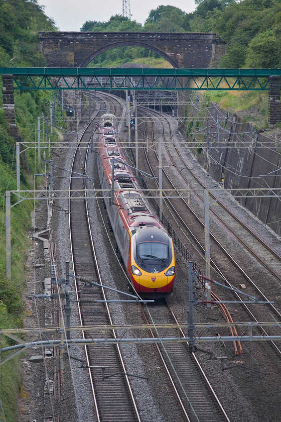 390039, VT 17.35 Manchester Piccadilly-London Euston (1A61), Roade cutting 
 Using my trusty 80-200mm zoom has enabled this condensed view of Roade cutting with Virgin's 390039 passing through it. The Pendolino is working the 17.35 Manchester Piccadilly to Euston 1A61 service. 
 Keywords: 390039 17.35 Manchester Piccadilly-London Euston 1A61 Roade cutting Virgin Pendolino