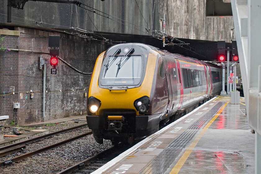 220033, XC 06.35 Bristol Temple Meads-Edinburgh Waverley (1S35, RT), Birmingham New Street station 
 Arriving at a very wet Birmingham New Street CrossCounty's 220033 works the 06.35 Bristol to Edingburgh 1S35 service. Unfortunately, these dreadful trains will be with us for the foreseeable future (as if twenty-two years isn't long enough!) with their ranks strengthened as the worn-out cascaded Class 221's arrive from Avanti later this year! This will precipitate the removal of HSTs from their network with them having worked on these interregional lines since 1981! 
 Keywords: 220033 06.35 Bristol Temple Meads-Edinburgh Waverley 1S35 Birmingham New Street station CrossCountry Voyager