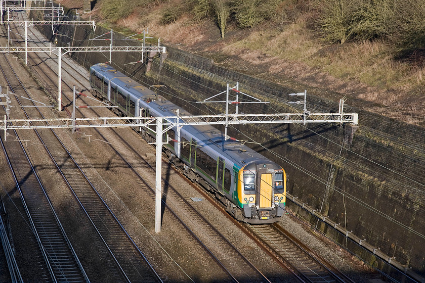 350103, LM 09.54 Birmingham New Street-London Euston (2Y04), Roade cutting 
 350103 catches some welcome bright winter sunshine on the second day of the year deep in Roade cutting. The London Midland three-car Desiro is working the 09.54 Birmingham to Euston service. 
 Keywords: 350103 09.54 Birmingham New Street-London Euston 2Y04 Roade cutting London Midland