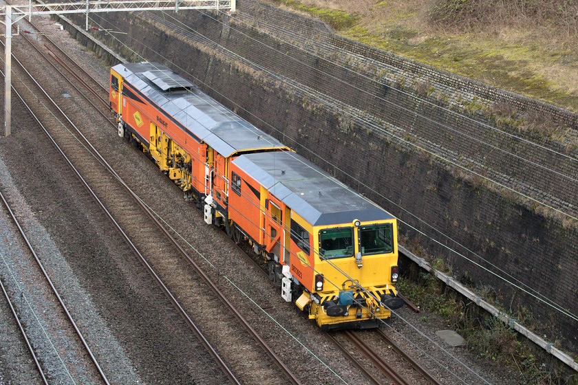 DR73923, 10.37 Stafford Arrival Sidings-Hemel Hempstead Boxmoor Sidings (RT), Roade cutting 
 Running as the 10.37 Stafford to Hemel Hempstead Colas rail ballast regulator DR73923 passes through Roade cutting. This Plasser & Theurer machine specifically designed as a switch (points) and crossing tamper once wore the white livery and branding of the ultimately flawed infrastructure company Carillion. 
 Keywords: Colas Rail ballast regulator DR73923 10.37 Stafford Arrival Sidings-Hemel Hempstead Boxmoor Sidings RT Roade cutting