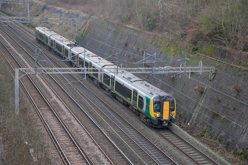 350111, LM 11.46 London Euston-Crewe (1U33), Roade Cutting 
 350111 works fast through Roade Cutting working the 11.46 Euston to Crewe. This service will take the Weedon line avoiding Northampton and continue north via the Trent Valley route as far as Colwich Junction when it will head to Stafford. 
 Keywords: 350111 11.46 London Euston-Crewe 1U33 Roade Cutting