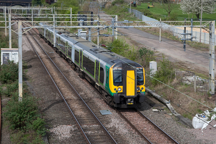 350104, LM 11.54 Birmingham New Street-London Euston (2Y08, RT), site of Roade Station 
 350104 passes the site of the long closed Roade station working the 11.54 Birmingham New Street to London Euston. The road in the background was provided access to the station yard with the train passing the spot where the platforms were situated. 
 Keywords: 350104 2Y08 site of Roade Station