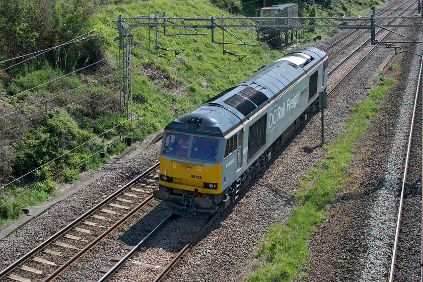 60055, 12.02 Willesden-Toton TMD (0Z60, 52E), Victoria bridge 
 60055 'Thomas Barnado' works light engine past Victoria bridge just south of Roade as the 12.02 Willesden to Toton. DCR has certainly done a good job keeping its Class 60s looking good despite them being now coming up to thirty years old. 
 Keywords: 60055 12.02 Willesden-Toton TMD 0Z60 Victoria bridge Thomas Barnado