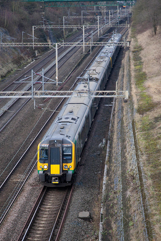 350262 & 350267, LN 12.14 Birmingham New Street-London Euston (2Y22, RT), Roade Cutting 
 A very ordinary train marks my final picture of 2017! 350262 and 350267 work the 2Y22 12.14 Birmingham New Street to London Euston service through Roade Cutting. Happy New Year everybody, here's to some great trips out during 2018! 
 Keywords: 350262 350267 12.14 Birmingham New Street-London Euston 2Y22 Roade Cutting