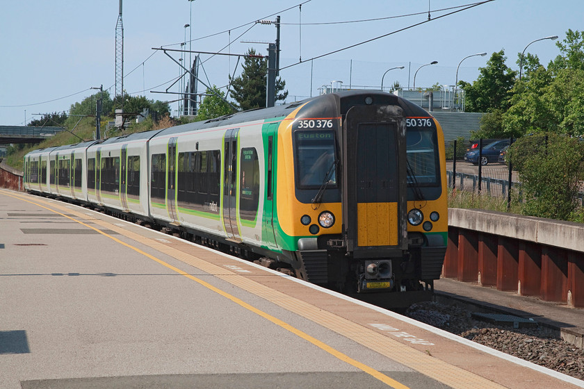 350376, LM 13.33 Birmingham New Street-London Euston (1W16, 6L), Milton Keynes station 
 350376 rolls into Milton Keynes station forming the 13.33 Birmingham New Street to Euston working. This was the train that Andy and I took to London to begin our epic trip! 
 Keywords: 350376 1W16 Milton Keynes station