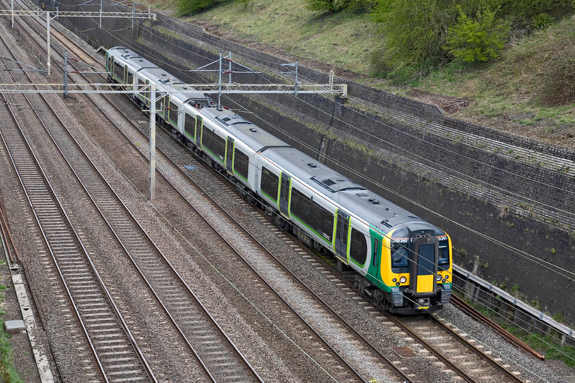 350241, LM 10.54 Birmingham New Street-London Euston, Roade cutting 
 The 10.54 Birmingham to Euston London Midland service heads south through Roade cutting formed by 350241. It was a rather dull day but having made the effort to unofficially escape from work I decided to include some normal photographs. 
 Keywords: 350241 10.54 Birmingham New Street-London Euston Roade cutting London Midland Desiro