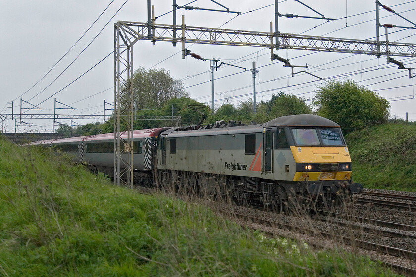 90044, LM 05.31 Wembley Yard-Northampton (5T14), Roade Hill 
 A photograph that will certainly win no prizes for its composition! 90044 leads the Pretendolino set as the 5T14 05.31 Wembley Yard to Northampton empty stock working. The train, chartered by London Midland, is in association with a couple of footex charters running later in the day. 
 Keywords: 90044 05.31 Wembley Yard-Northampton 5T14 Roade Hill Freightliner Empty Stock Pretendolino