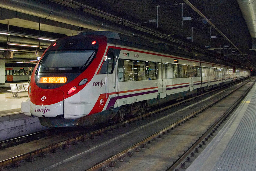 463 208, Renfe 16.01 Maanet Massanes-Aeroport, Barcelona-Sants station 
 Spanish state operator Renfe introduced the Class 463 (along with the very similar Class 462, 464 and 465s) in 2003. Named Cicias they were built by CAF and Siemens for use on much of Spain's commuter network. 463 208 pauses at Barcelona's Sants subterranean station working the 16.01 Maanet Massanes to Aeroport R2 service. 
 Keywords: 463 208 Renfe 16.01 Maanet Massanes-Aeroport Barcelona-Sants station