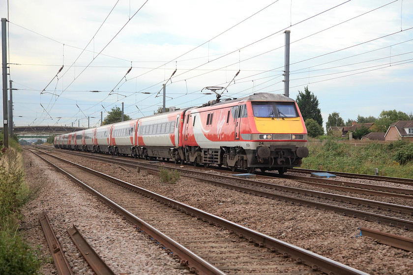 91124, GR 09.30 London Kings Cross-Edinburgh (1S10, 4L), Langford TL192404 
 91124 leads the 09.30 King's Cross to Edinburgh Waverley at some speed past Langford in Bedfordshire. This long section of dead straight track means that these 140mph (225kph) capable class 91s can really get going up to their permitted 125mph. 
 Keywords: 91124 1S10 Langford TL192404