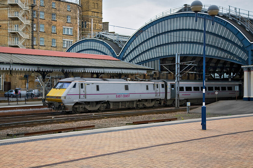 91130, GR 14.30 Edinburgh Waverley-London King's Cross (1E19), York station 
 Yet another InterCity 225 service enters York station from the north with 91130 powering the train. It left Edinburgh Waverley at 14.30 terminating on the blocks at King's Cross. 
 Keywords: 91130 14.30 Edinburgh Waverley-London King's Cross 1E19 York station East Coast Trains InterCity 225