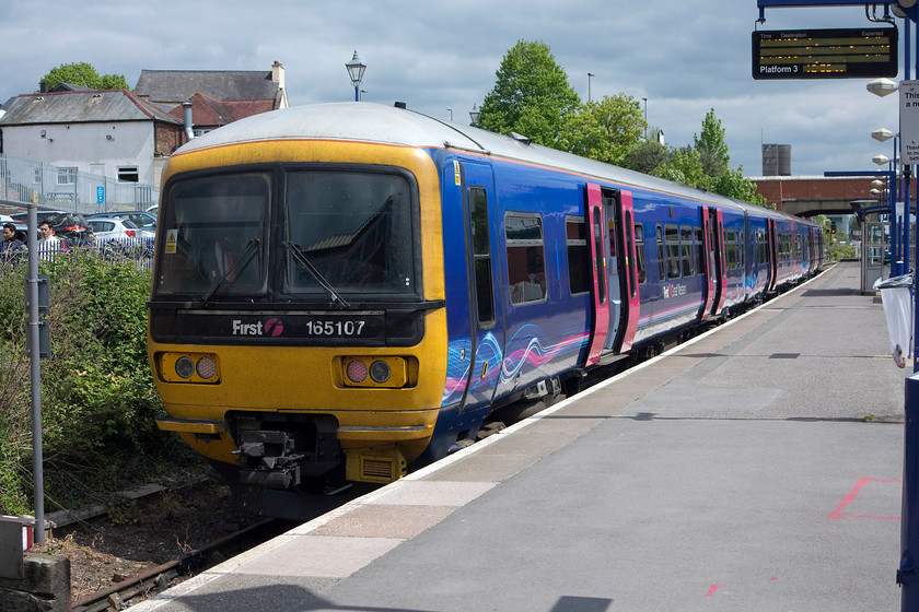 165107, GW 13.13 Newbury-Reading (2K59), Newbury station 
 165107 waits in Newbury's up facing bay platform to work the 13.13 Newbury to Reading service. Whilst this picture is taken in the sunshine, this was the only picture of the whole day that was nicely lit as it became a very grey and overcast afternoon with very flat lighting. 
 Keywords: 165107 13.13 Newbury-Reading 2K59 Newbury station