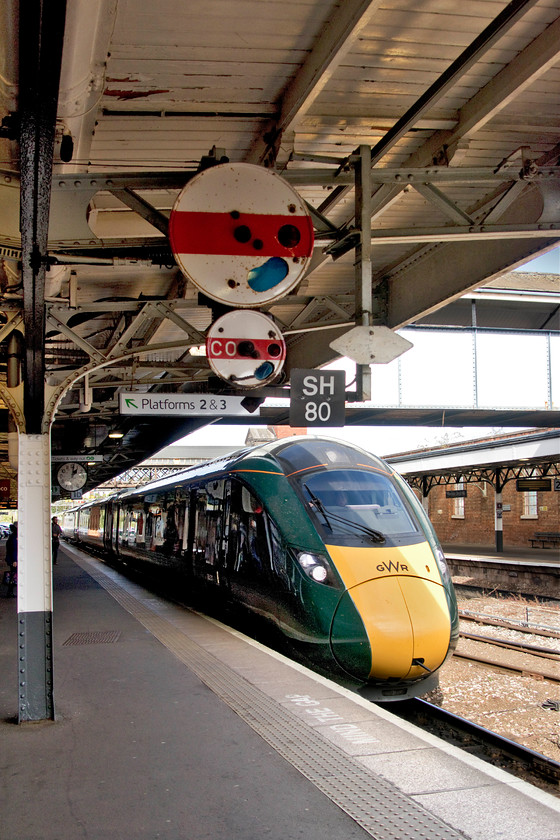 800311,GW 12.13 Hereford-London Paddington (1P51, 2E), Worcester Shrub Hill station 
 I believe that this banjo signal at Worcester Shrub Hill is the only one in operation on the network today if there are any others I am happy to be corrected. This signal is located halfway along with the bi-directional platform one and is complete with a mini calling-on disc. This unique (?) and vintage piece of engineering is being passed by one of the network's most modern trains, 800311 working the 12.13 Hereford to London Paddington. Technology that is decades apart but doing what it was designed to do. 
 Keywords: 800311 12.13 Hereford-London Paddington 1P51 Worcester Shrub Hill station