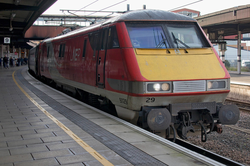 91129, VT 08.00 London King`s Cross-Edinburgh Waverley (1S07, 3L), York station 
 At the time of writing, a number of these fine BR designed and BREL Crewe built powerful and fast electric locomotives have been withdrawn from service due to the arrival of the Azumas. Whilst the cutting torch is not beckoning just yet, they face an uncertain future with various operators expressing an interest in taking them but with nothing definite as yet. Here at York, 91129 pauses whilst working the 08.00 King's Cross to Edinburgh. 
 Keywords: 91129 08.00 London King`s Cross-Edinburgh Waverley 1S07 York station