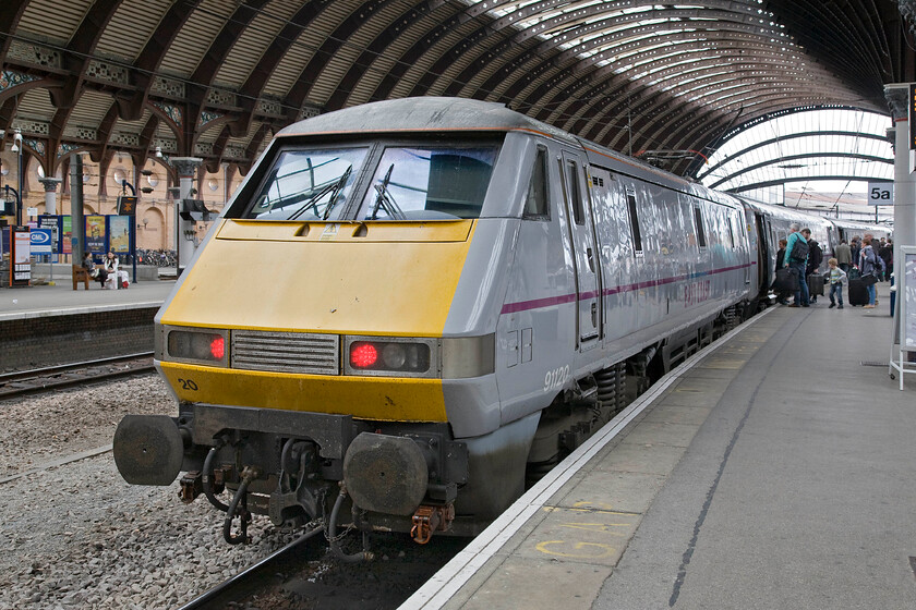 91120, GR 15.30 Edinburgh Waverley-London King's Cross (1E21), York station 
 As passengers disembark at York station others wait patiently to board the 15.30 Edinburgh to King's Cross service. Until bi-directional signalling was enabled at York, platform five (as seen here) was numbered platform nine and handled northbound services with all southbound ones to the left at platform eight. 
 Keywords: 91120 15.30 Edinburgh Waverley-London King's Cross 1E21 York station East Coast Class 225