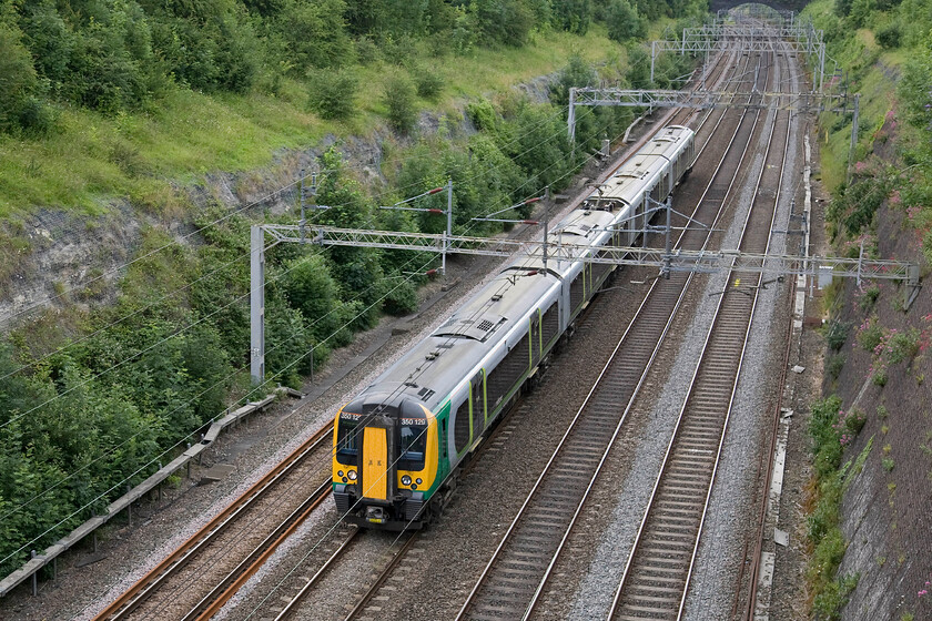 350129, LM 08.26 London Euston-Birmingham New Street (2Y06), Roade cutting 
 Now ten years old the Class 350 Desiros have done good work and have proved to be extremely reliable. Whilst they are relatively hum-drum and every day photographing them reinforces my policy of recording all aspects of the railway and not just the glitzy bits! 350129 works the 08.26 Euston to Birmingham New Street through Roade cutting. 
 Keywords: 350129 08.26 London Euston-Birmingham New Street (2Y06), Roade cutting