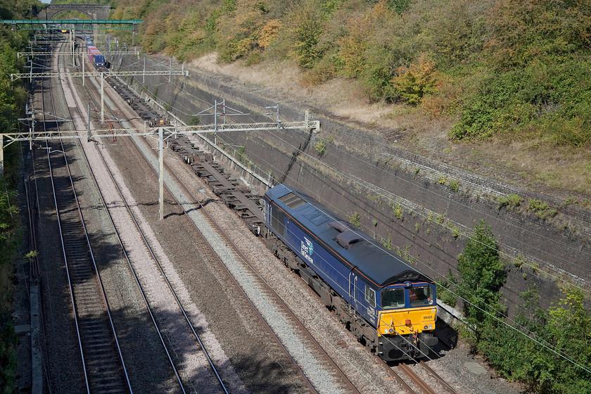 66425, 13.09 DIRFT-Ripple Lane (4L98), Roade Cutting 
 The regular-as-clockwork 4L98 passes through Roade cutting in lovely autumn light hauled by the frequent performer, 66425. This SuO freight service, even though it is timetabled to work through to the Purfleet deep water terminal, often is terminated earlier to continue its journey later. In this particular case, this one worked as far as Ripple Lane. 
 Keywords: 66425 13.09 DIRFT-Ripple Lane 4L98 Roade Cutting