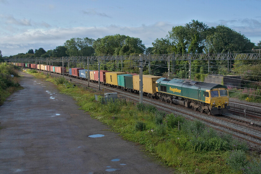 66531, 02.50 Felixstowe North-Garston (4M45, 39E), site of Roade station 
 The 4M45 02.50 Felixstowe to Garston Freightliner passes the site of Roade station with 66531 leading. This is a six days per week service on this route and was particularly well loaded this morning. 
 Keywords: 66531 02.50 Felixstowe North-Garston 4M45 site of Roade station