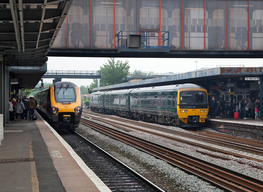 Class 221, XC 10.38 Leamington Spa-Bornmouth (1O10, 2L) & 165107, GW 11.18 Oxford-Oxford Up Carriage Sidings ECS (5L24), Oxford station 
 On arrival at Oxford, the station was very busy! The class 221 working Cross Country's 10.38 Leamington Spa to Bournemouth was full and standing. At least there was plenty of room on 165107 as it was an empty coaching stock to the carriage sidings. 
 Keywords: Class 221 1O10 165107 ECS 5L24 Oxford station