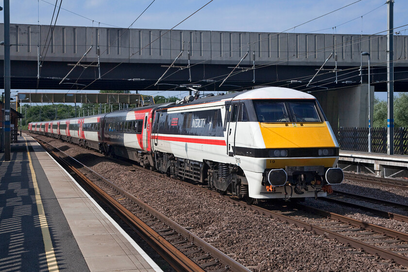 91119, GR 06.30 Bradford Forster Square-London King's Cross (1A09, 3E), Arlesey station 
 To commemorate thirty years in passenger service in March 2019 91119 'Bounds Green Intercity Depot' was repainted into its InterCity Swallow livery that it carried from new. Having a stay of exucution on the ECML it has been retained by LNER to augment its Azuma operation on a temporary basis. It is seen powering at the rear of the 1A09 06.30 Bradford to King's Cross service passing through Arlesey station. 
 Keywords: 91119 06.30 Bradford Forster Square-London King's Cross 1A09 Arlesey station IC225 LNER Bounds Green Intercity Depot