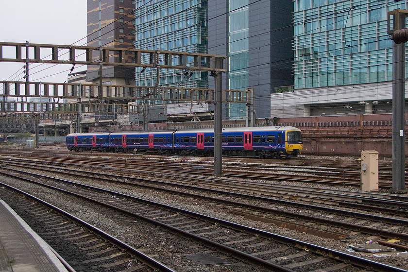 165106, GW 07.42 London Paddington-Reading (2R15), London Paddington station 
 On a very grey and somewhat dismal August morning, Turbo 166106 leaves Paddington station with the 2R15 07.42 to Reading. When the electrification is eventually completed these units will be redundant and cascaded elsewhere on the First Great Western network perhaps to relieve chronic overcrowding in the Bristol area? 
 Keywords: 165106 07.42 London Paddington-Reading 2R15 London Paddington station Turbo