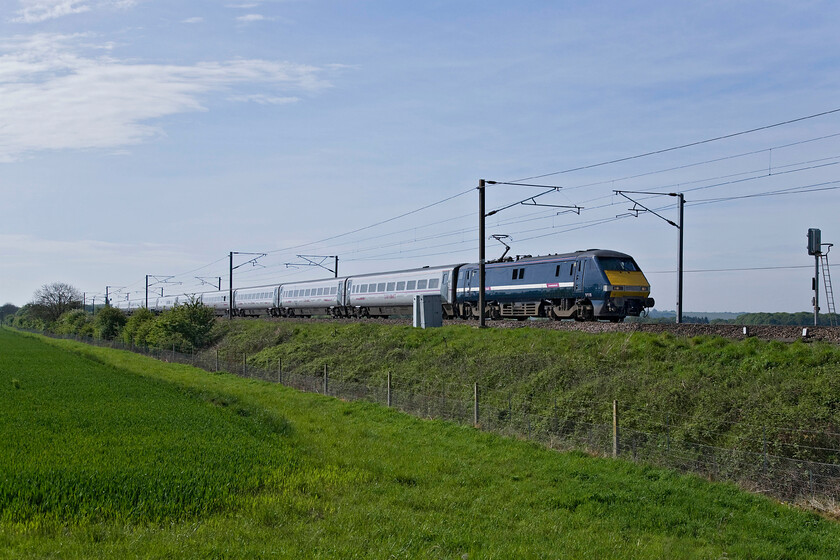 91118, GR 09.00 London King's Cross-Edinburgh Waverley (1S09), Frinkley Lane crossing SK906436 
 I saw and photographed the (last?) remaining GNER liveried Class 91 in the form of 91118 at the same location yesterday afternoon but from the other side of the line at Frinkley lane, see........ https://www.ontheupfast.com/p/21936chg/30012187005/x91118-17-21-peterborough-leeds-1d22 On this morning it is leading the 1S09 09.00 King's Cross to Edinburgh. 
 Keywords: 91118 09.00 London King's Cross-Edinburgh Waverley 1S09 Frinkley Lane crossing SK906436 East Coast GNER