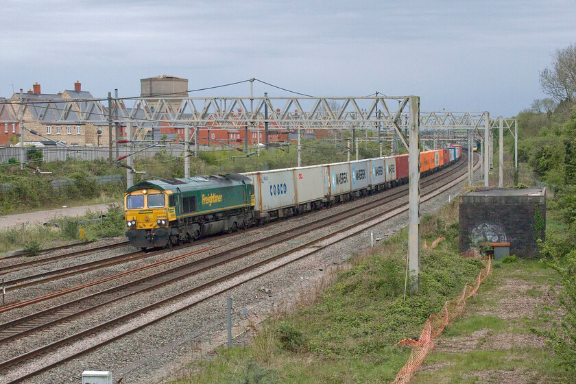 66568, 13.13 Felixstowe North-Lawley Street (4M93, 8E), site of Roade station 
 With an Avanti Pendolino fast approaching on the down fast line 66568 leads the 13.13 Felixstowe to Lawley Street Freightliner service past the site of Roade's former station. Like all the freight observed on this day, the 4M93 was well-loaded with boxes. 
 Keywords: 66568 13.13 Felixstowe North-Lawley Street 4M93 site of Roade station Freightliner