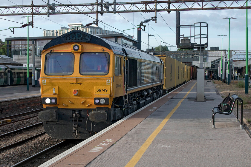 66749, 02.17 Felixstowe North-Hams Hall (4M01, RT), Northampton station 
 66749 'Christopher Hopcroft MBE 60 Years Railway Service' leads the 4MO1 02.17 Felixstowe to Hams Hall Freightliner through Northampton station. Until 2016 this member of the class carried a European all-over plain grey livery following its use on the continent ostensively on the Netherlands. 
 Keywords: 66749, 02.17 Felixstowe North-Hams Hall 4M01 Northampton station Christopher Hopcroft MBE 60 Years Railway Service