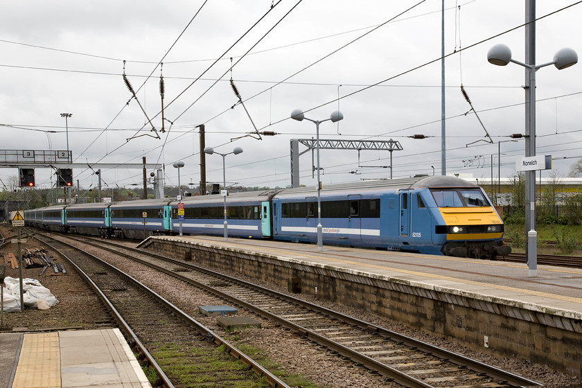 82105, LE 09.00 London Liverpool Street-Norwich (1P14), Norwich station 
 DVT 82105 leads the 1P14 09.00 from London Liverpool Street into Norwich. Out of sight on the rear is 90008 'The East Anglian' pushing the train. 
 Keywords: 82105 09.00 London Liverpool Street-Norwich 1P14 Norwich station GA Greater Anglia DVT The East Anglian