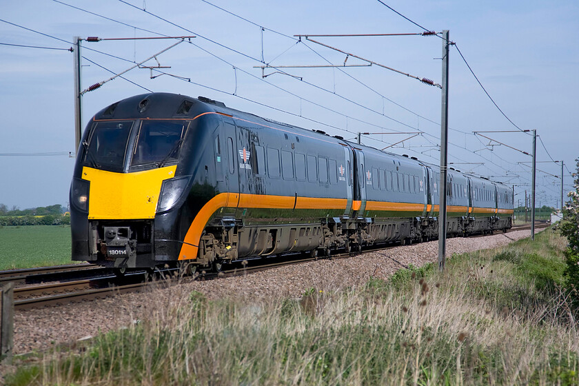 180114, GC 07.52 Bradford Interchange-London King's Cross (1A70), Frinkley Lane crossing SK906436 
 Just five minutes after 180109 sped south past Frinkley Lane in its Hull Trains livery 180114, wearing a very different look, does the same working the 07.52 Bradford Interchange to King's Cross 1A70 service. 
 Keywords: 180114 07.52 Bradford Interchange-London King's Cross 1A70 Frinkley Lane crossing SK906436 Grand Central Aldante