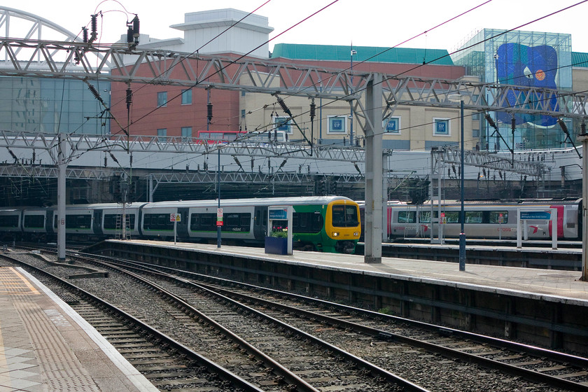 323002, LM 08.50 Lichfield Trent Valley-Longbridge (2N22) & 220012, XC 07.00 Cardiff Central-Manchester Piccadilly (1M25), Birmingham New Street station 
 323002 arrives into New Street working the 08.50 Lichfield Trent valley to Longbridge service. Behind it, 220012 is waiting working the 1M25 07.00 Cardiff Central to Manchester Piccadilly 
 Keywords: 323002 08.50 Lichfield Trent Valley-Longbridge 2N22 220012 07.00 Cardiff Central-Manchester Piccadilly 1M25 Birmingham New Street station