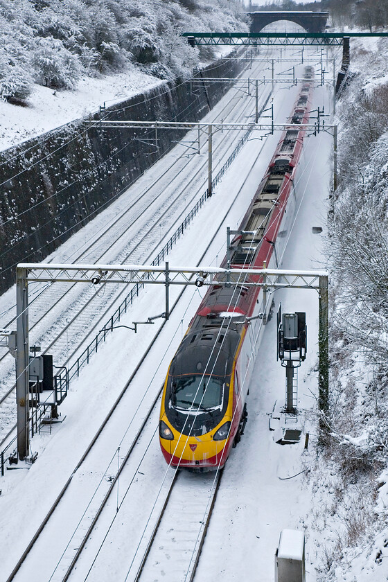 Class 390, 10.50 London Euston-Wolverhampton, Roade Cutting