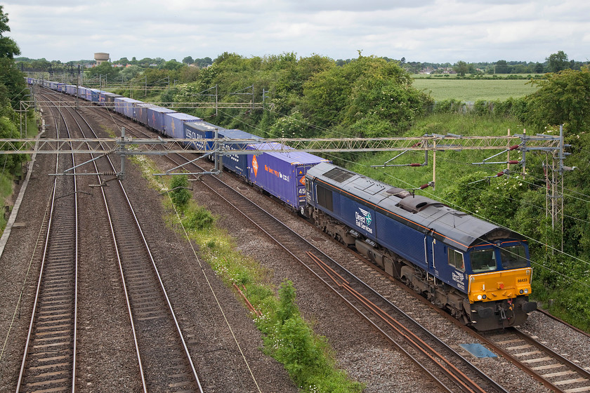 66433, 14.19 DIRFT-Purfleet FLT (4L48), Victoria Bridge 
 66433 heads, what looks to be, a completely full and very long 4L48 14.19 Daventry to Purfleet FLT Freightliner. It is seen passing the dull and overcast Northamptonshire countryside just south of Roade. 
 Keywords: 66433 14.19 DIRFT-Purfleet FLT 4L48 Victoria Bridge