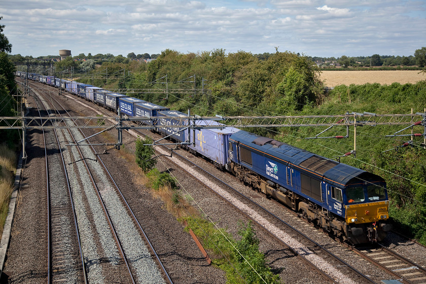 66422, 14.06 DIRFT-Purfleet FLT, Victoria Bridge 
 66422, still wearing its old compass DRS livery, passes Victoria Bridge leading the 14.06 Daventry to Purfleet Freightliner. This was a long and 100% full working, just imagine the number of HGV movements that this train has saved from the M1 and M25! 
 Keywords: 66422 14.06 DIRFT-Purfleet FLT Victoria Bridge