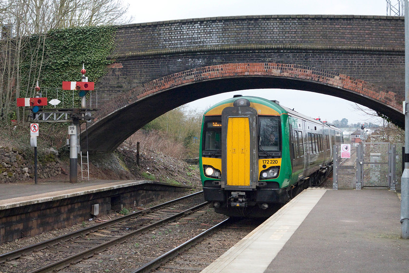 172220, LM 12.19 Whitlocks End-Worcester Shrub Hill (2V26, 2E), Droitwich station 
 I had a short wait at Droitwich Spa station for my train to Worcester Shrub Hill to arrive. 172220 draws into the station forming the 12.19 from Whitlocks End. I just love the Great Western splitting centre-pivot signal that is a remarkable survival on the down platform. 
 Keywords: 172220 2V26 Droitwich station