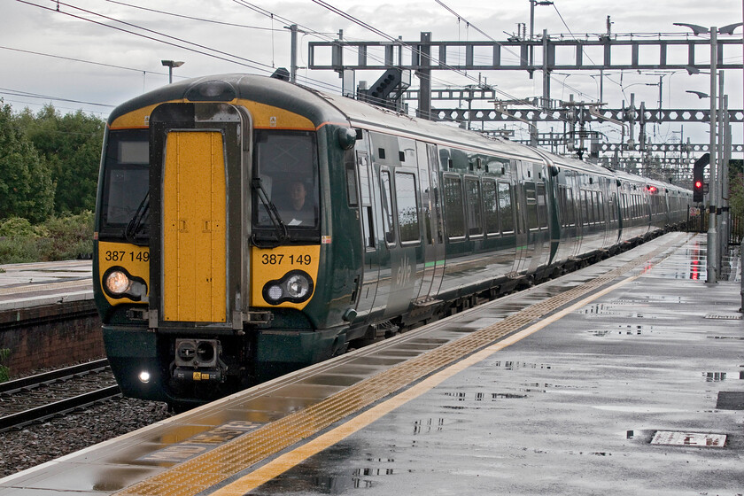 387149 & 387167, GW 13.27 London Paddington-Didcot Parkway (2N36, 2L), Didcot Parkway station 
 With the rain having stopped and with the sky beginning to brighten slightly GWR's 387149 and 387167 arrive at Didcot Parkway. On arrival, they will terminate having worked the 2N36 in from Paddington. Unlike most of these regular services that simply sit at the platform for a short time before returning to the capital this one moved off from the station to the west where it remained for a short thus releasing the platform road for other services. 
 Keywords: 387149 387167 13.27 London Paddington-Didcot Parkway 2N36 Didcot Parkway station Electrostar GWR Great Western Railway