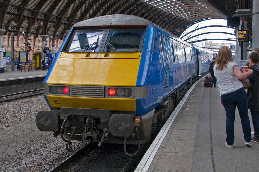 91125, GR 14.25 Newcastle-London King's Cross (1Y38), York station 
 91125 is seen at the rear of the 14.25 Newcastle to King's Cross express it pauses at York station. This Class 91 and its stock are wearing the promotional livery of Sky 1 HD, a train that I managed a slightly better photograph of a couple of weeks previously a little further south on the ECML, see..... https://www.ontheupfast.com/p/21936chg/30012183205/x91125-15-00-london-king-s-cross 
 Keywords: 91125 14.25 Newcastle-London King's Cross 1Y38 York station East Coast InterCity 225 Sky 1 HD