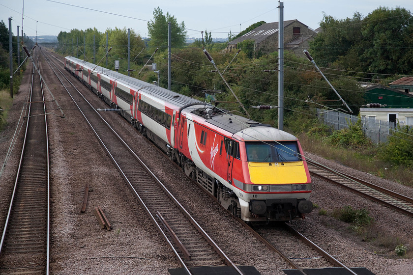 91118, GR 08.30 London Kings Cross-Newcastle (1N08, 5L), Arlesey footbridge 
 Just 37 miles into its journey to Newcastle, 91118 leads the 08.30 from King's Cross past Arlesey. 
 Keywords: 91118 1N08 Arlesey footbridge