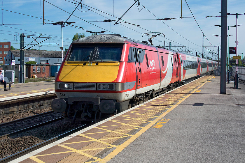 91105, GR 14.03 London King`s Cross-Leeds (1D17, RT), Newark Northgate station 
 91915 passes at speed through Newark Northgate station leading the 14.03 London King's Cross to Leeds 1D17 service. I am not sure what the line speed through the station is but I was using 1/2000th of a second on the camera that managed to keep everything sharp. 
 Keywords: 91105 14.03 London King`s Cross-Leeds 1D17 Newark Northgate station