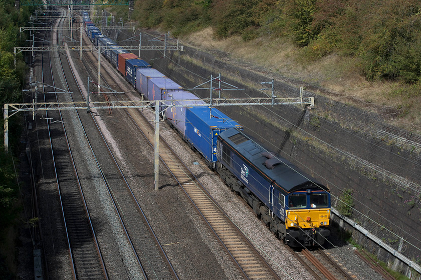 66425, 13.09 DIRFT-Purfleet FLT (4L48), Roade Cutting 
 66425 heads the regular Sunday 13.09 Daventry International Rail Freight Terminal (DIRFT) to Purfleet liner working. This 4L48 is a dead cert. for Sundays and is always a well loaded working and one I get out to see when the sun is shining! 
 Keywords: 66425 13.09 DIRFT-Purfleet FLT 4L48 Roade Cutting