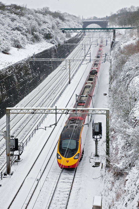 Class 390, 11.15 London Euston-Liverpool Lime Street, Roade cutting