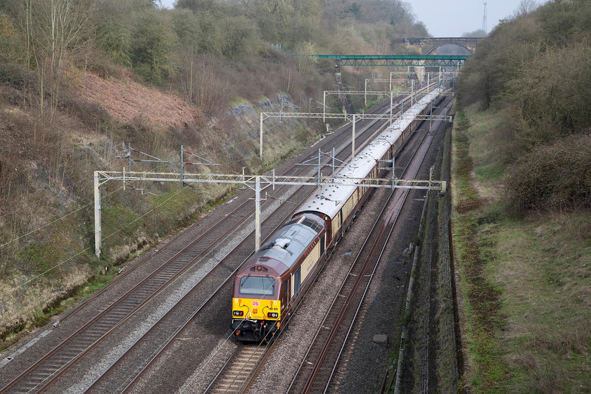 67021, 08.14 London Victoria-Runcorn (1Z48), Roade Cutting 
 67019 brings up the rear of the 08.14 London Victoria to Runcorn passing through Roade Cutting. The Belmond Pullman special was heading to Merseyside carrying race goers to Aintree for the 2018 Grand National. As can just be made out in this picture, after the last train that I went out to see passed, the sun decides to come out! 
 Keywords: 67021 08.14 London Victoria-Runcorn 1Z48 Roade Cutting