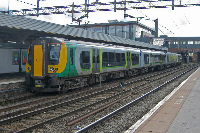 350101, LM 10.33 Birmingham New Street-London Euston (1W10), Northampton station 
 350101 pauses at Northampton station about halfway through its journey as the 10.33 Birmingham New Street to Euston. 
 Keywords: 350101 10.33 Birmingham New Street-London Euston 1W10 Northampton station Desiro London Midland