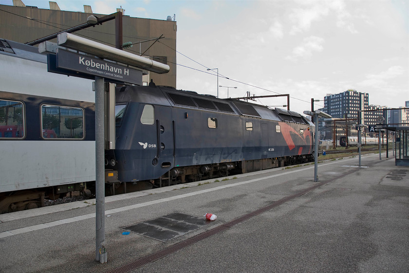 1536, 18.11 Copenhagen Central-Nykbing Falster, Copenhagen Central station 
 Amid a lot of engine noise and a screaming turbocharger, in a sound, something akin to Paxman Valenta HST soundtrack, 1536 leaves Copenhagen Central station with the 18.11 to Nykbing Falster. 
 Keywords: 1536 18.11 Copenhagen Central-Nykbing Falster Copenhagen Central station DSB