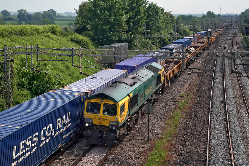 66425, 13.09 DIRFT-Purfleet FLT (4L48) & 66418, 12.04 Camden South Junction-Crewe BH, Victoria Bridge 
 The two freights that I went out to see actually passed at my chosen location, Victoria Bridge just south of Roade in Northamptonshire! Whilst 66425 leads the 13.09 Daventry (DIRFT) to Purfleet FLT (4L48) Freightliner, 66418 'Patriot, in Memory of Former Railway Employees' trundles north leading the 12.05 Camden South Junction to Crewe Basford Hall engineers' train. 66425 was named in a private ceremony at Crewe Basford Hall on 11.11.16 in association with ABF, the solders' charity. 
 Keywords: 66425 13.09 DIRFT-Purfleet FLT Freightliner (4L48) & 66418, 12.04 Camden South Junction-Crewe BH, Victoria Bridge