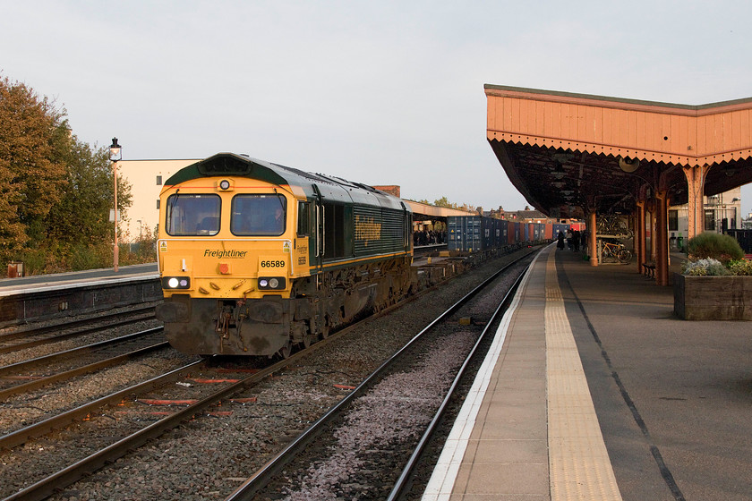 66589, 13.00 Southampton MCT-Trafford Park (4M61), Leamington Spa station 
 After a bright and sunny start to the day, it clouded up but as we were about to head for home from Leamington Spa the autumn sun put in a late appearance again! 66589 catches some of the welcome late sun as it takes the down centre road through the station leading the 4M61 13.00 Southampton Docks to Trafford Park Freightliner. The train had slowed to a walking pace at this point as it had an adverse signal but just as I pressed the shutter the signal cleared and it headed off up the section of single track towards Kenilworth and Coventry. 
 Keywords: 66589 13.00 Southampton MCT-Trafford Park 4M61 Freightliner Leamington Spa station